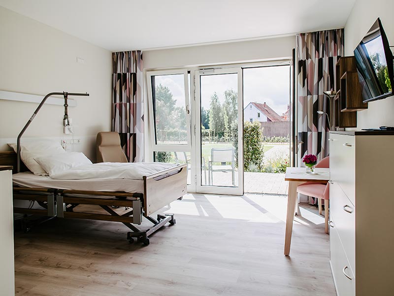 Helles Gästezimmer mit Zugang zur eigenen Terrasse im Hospiz Dat Lichthuus